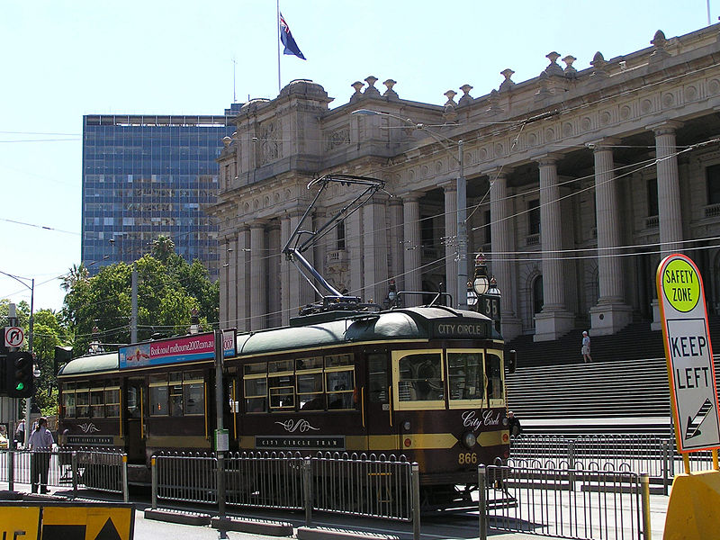 TramInFrontofParlimentHse